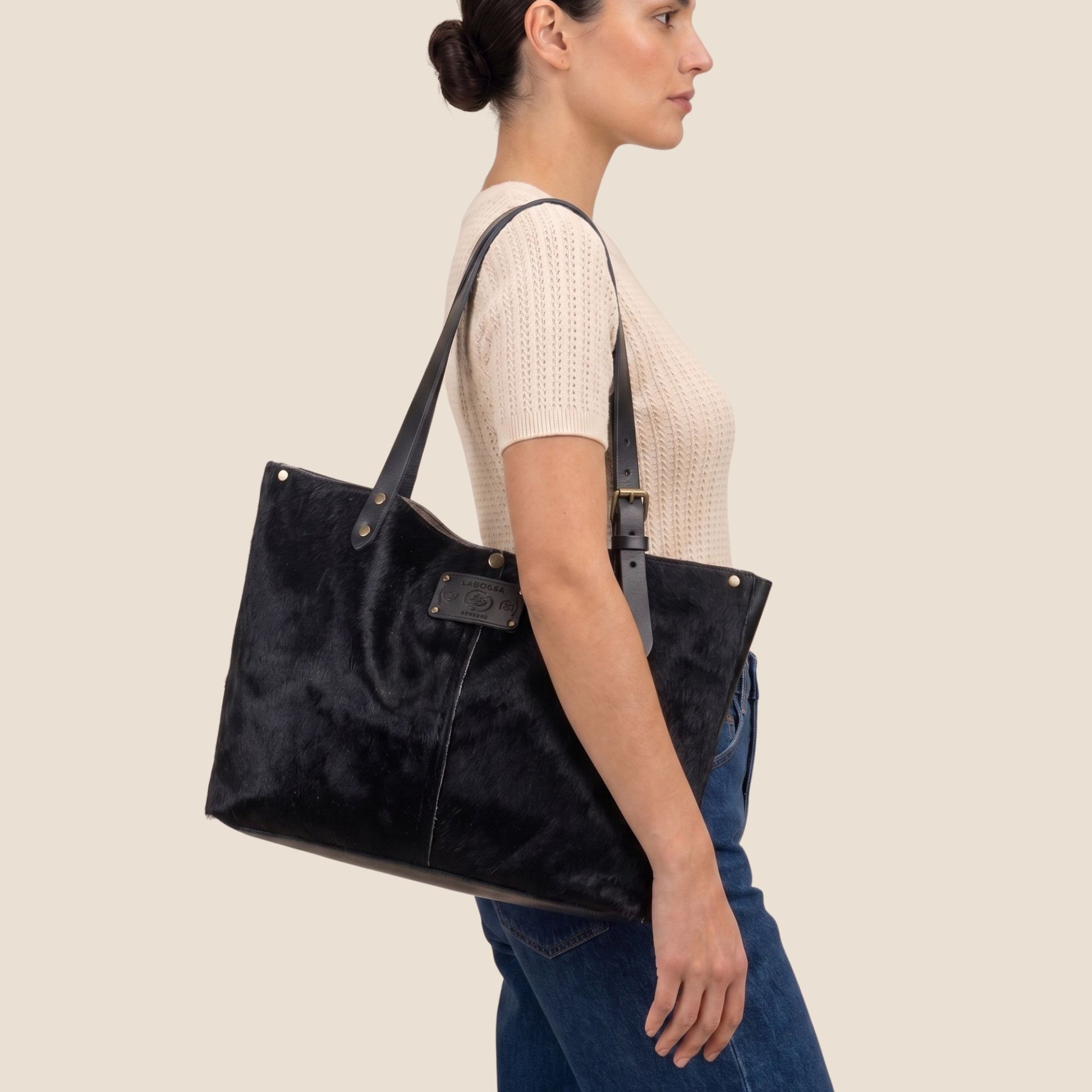 Cabas peau de vache Holstein N°27/128 – porté modèle – Labossa Atelier