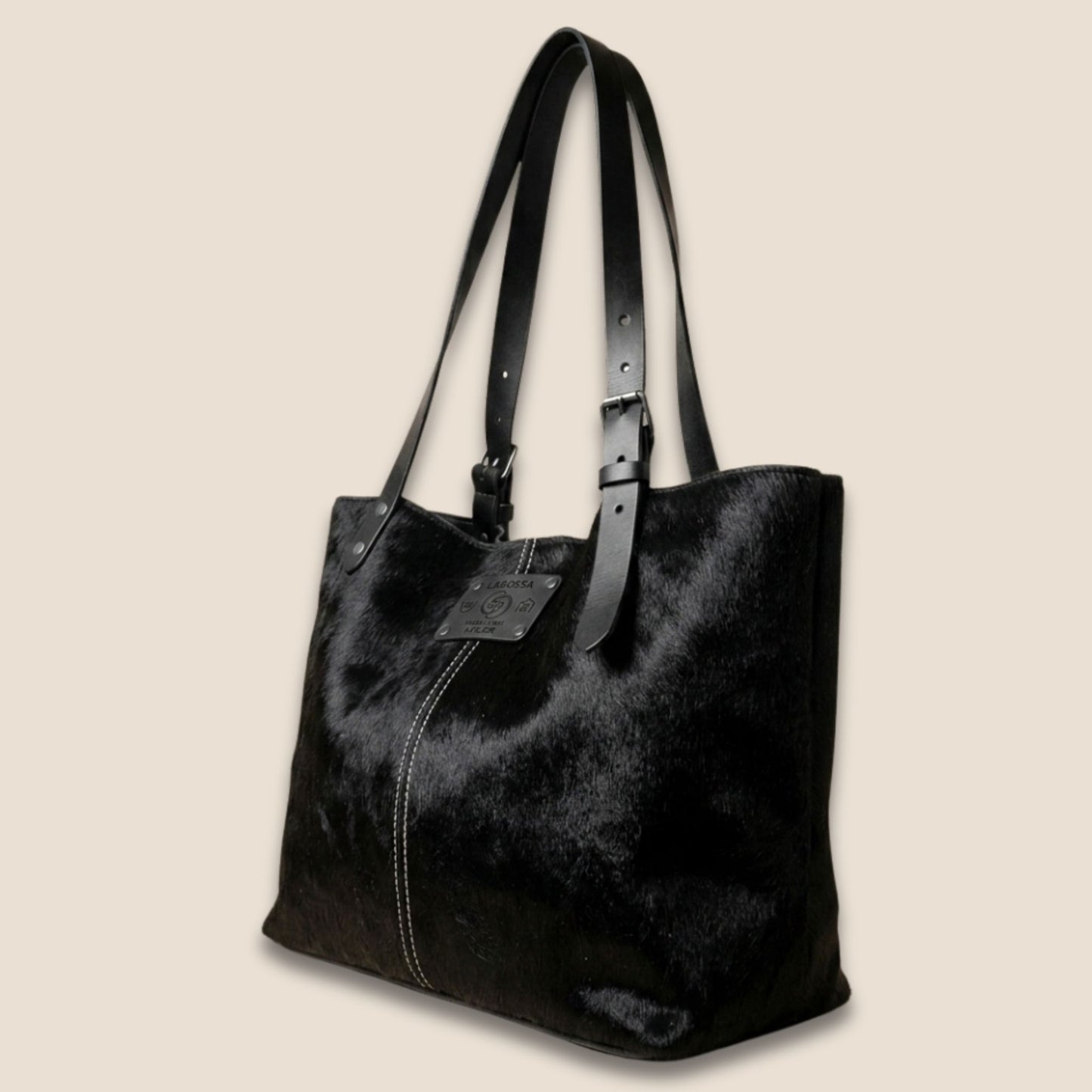 Cabas peau de vache Holstein N°27/128 – vue de trois quarts – Labossa Atelier