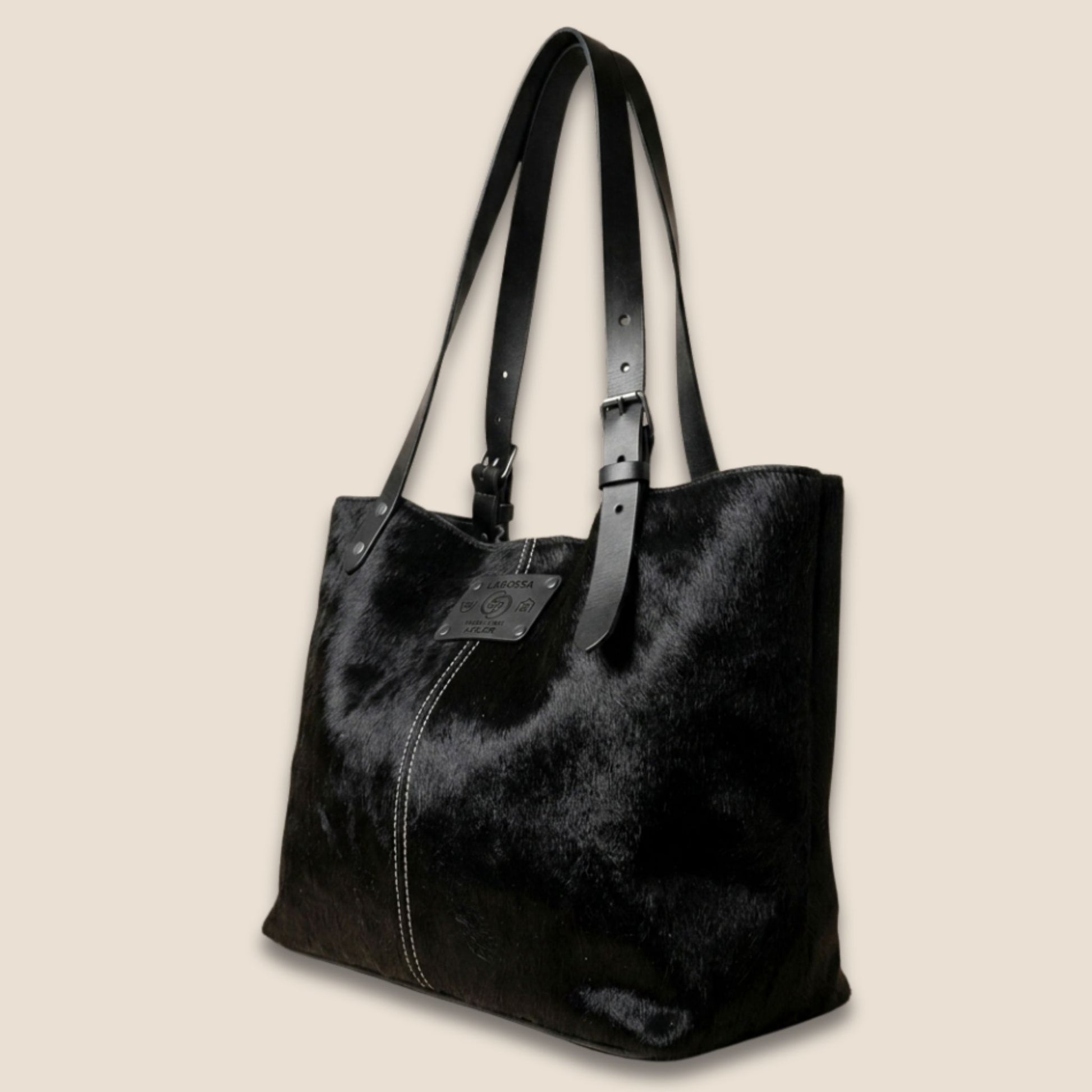 Cabas peau de vache Holstein N°27/128 – vue de trois quarts – Labossa Atelier