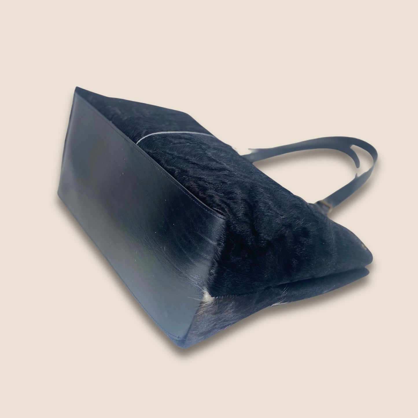 Cabas peau de vache Holstein N°27/128 – détail fond cuir noir – Labossa Atelier