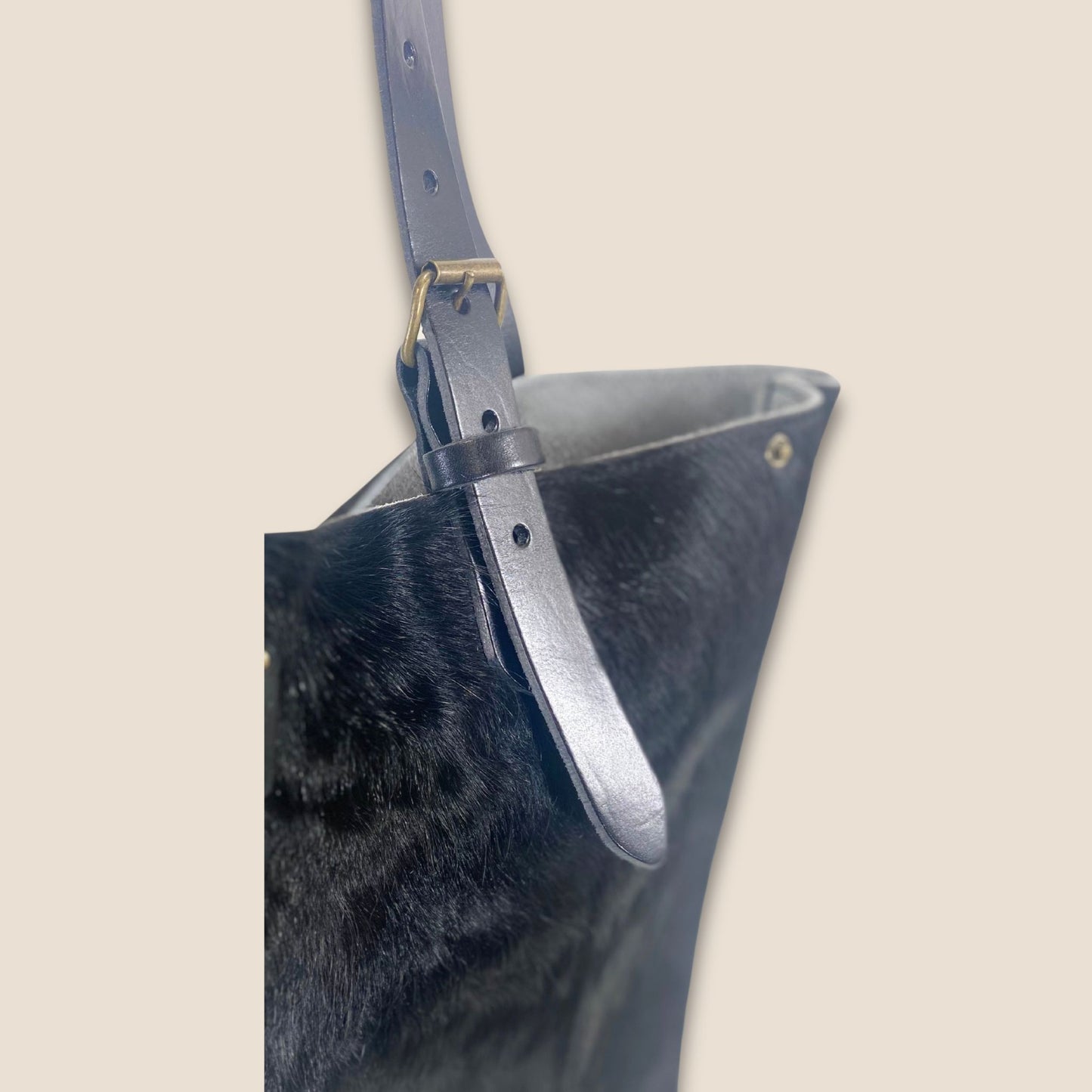 Cabas peau de vache Holstein N°27/128 – détail lanière cuir noir – Labossa Atelier
