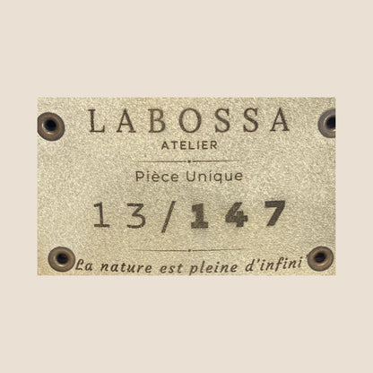 Gros plan sur le patch intérieur Labossa Atelier indiquant « Pièce Unique 13/147 ».