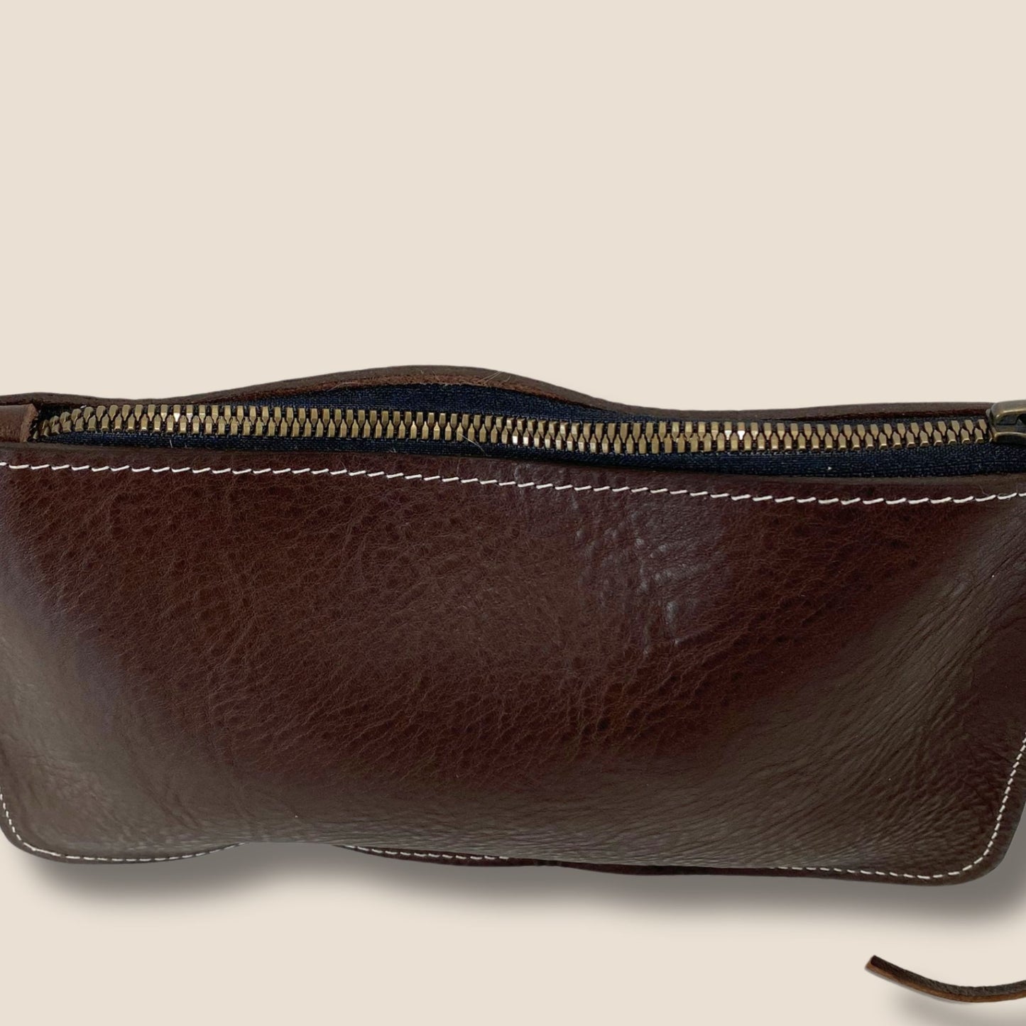 Gros plan fermeture glissière YKK de la pochette cuir Minerva chocolat Atelier Labossa