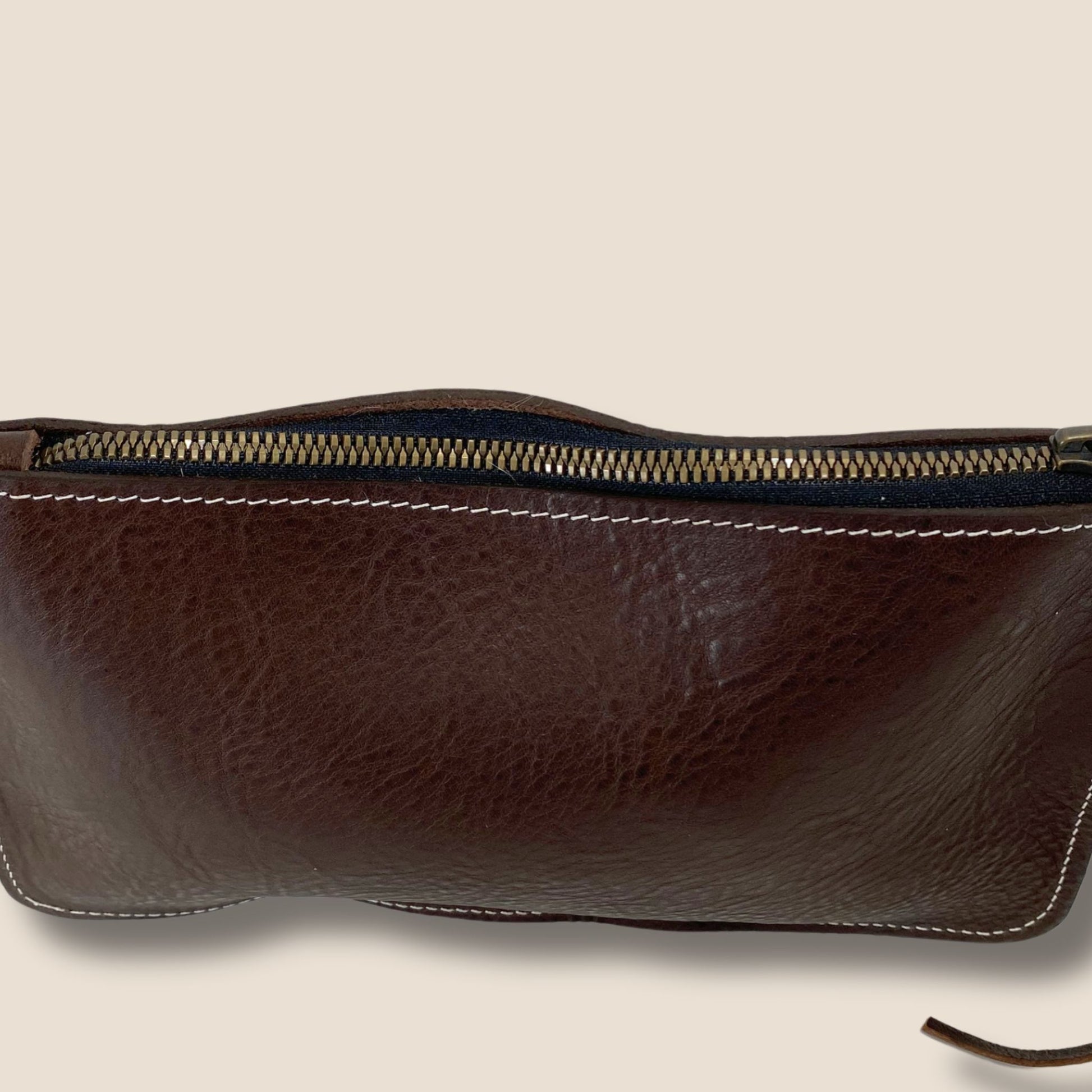 Gros plan fermeture glissière YKK de la pochette cuir Minerva chocolat Atelier Labossa
