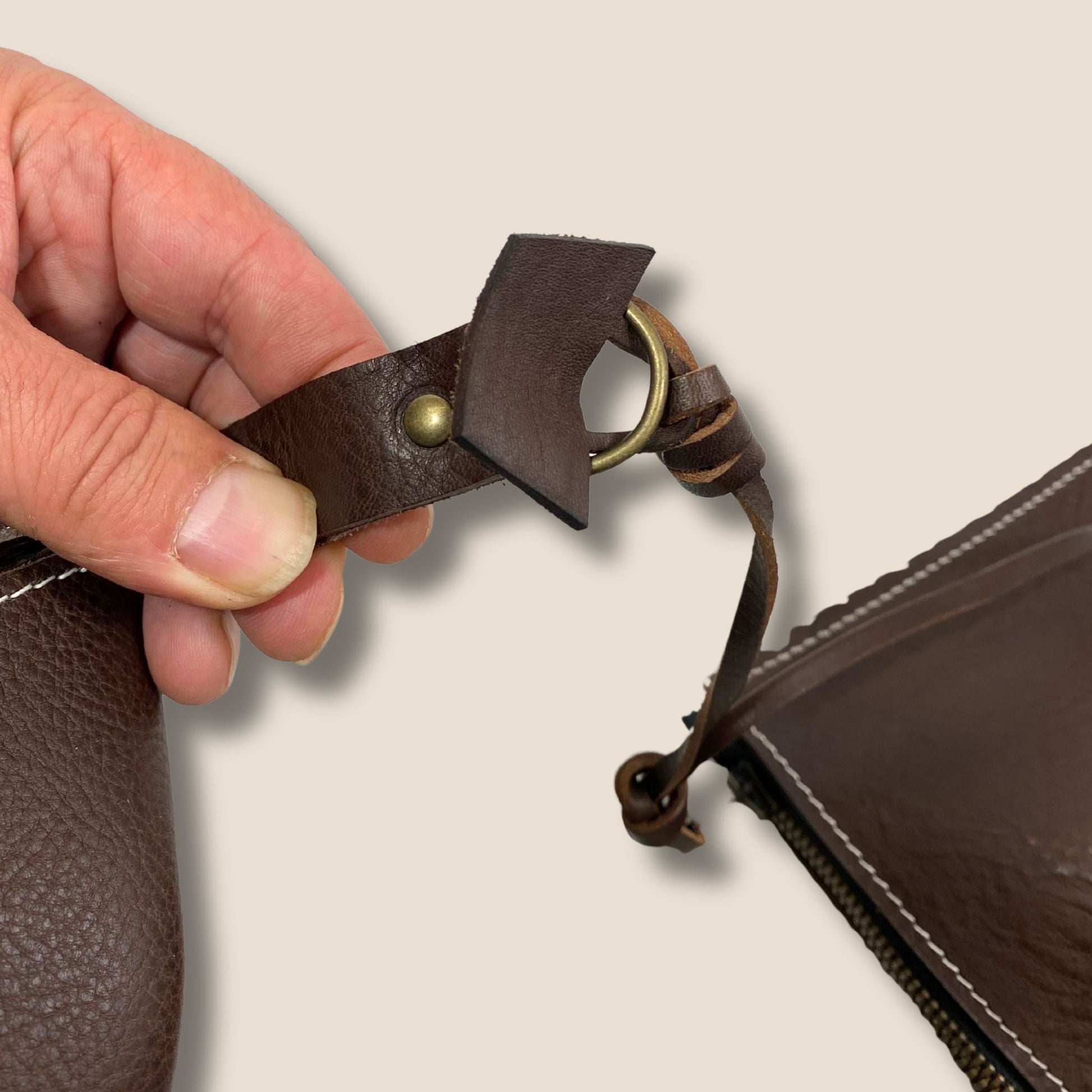5	Système d'attache amovible de la pochette cuir Minerva – clip pour anneau intérieur cabas Atelier Labossa