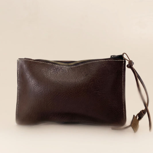 Pochette amovible en cuir Minerva chocolat – vue de face, maroquinerie artisanale Atelier Labossa