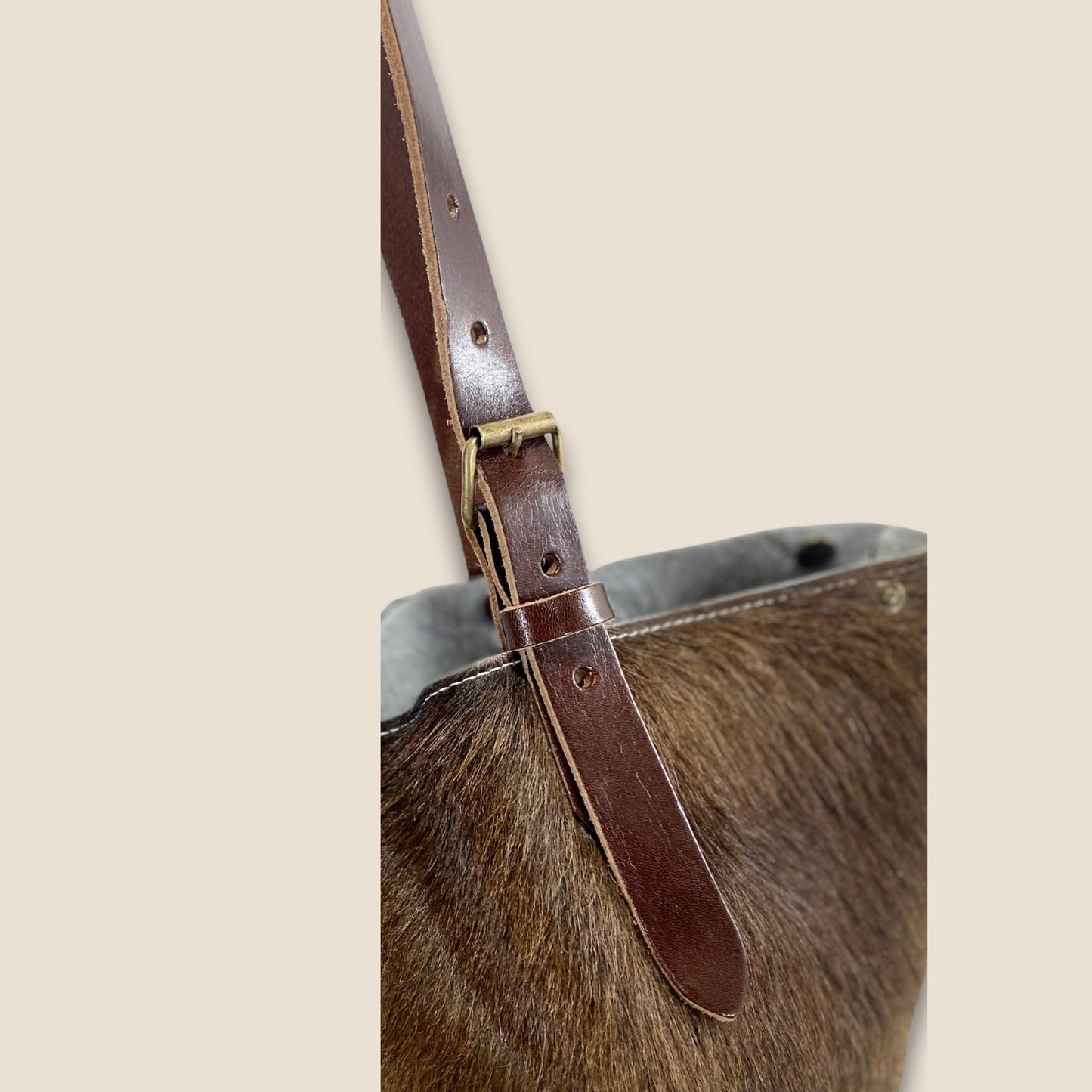 Lanière réglable en cuir box marron chocolat du cabas Brown Swiss – boucle zamak laiton