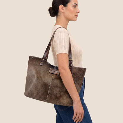 Sac cabas Brown Swiss taupe et blanc porté en studio sur modèle – édition limitée numérotée