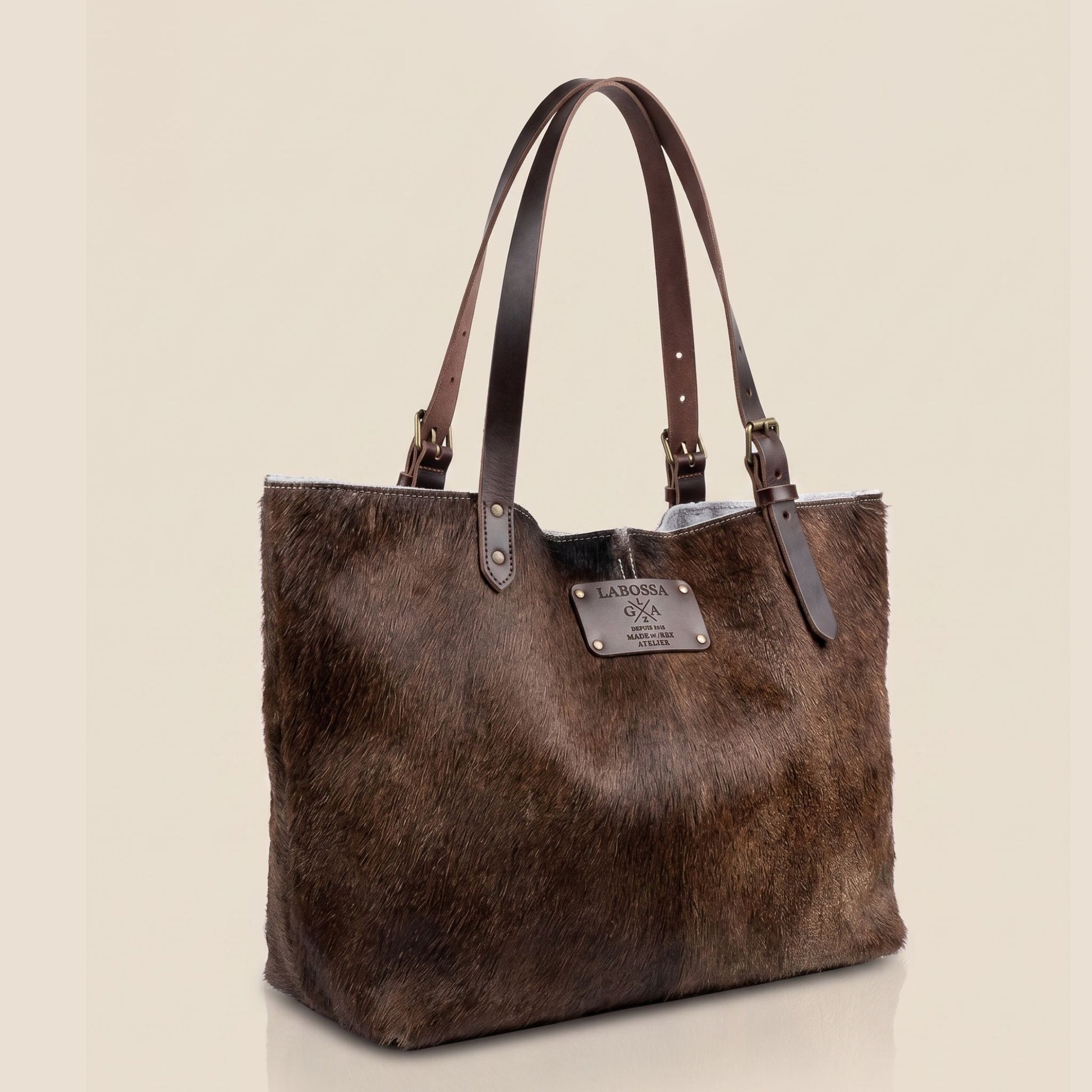 Sac cabas peau de vache Brown Swiss, vue de dos – poil dense naturel taupe et blanc