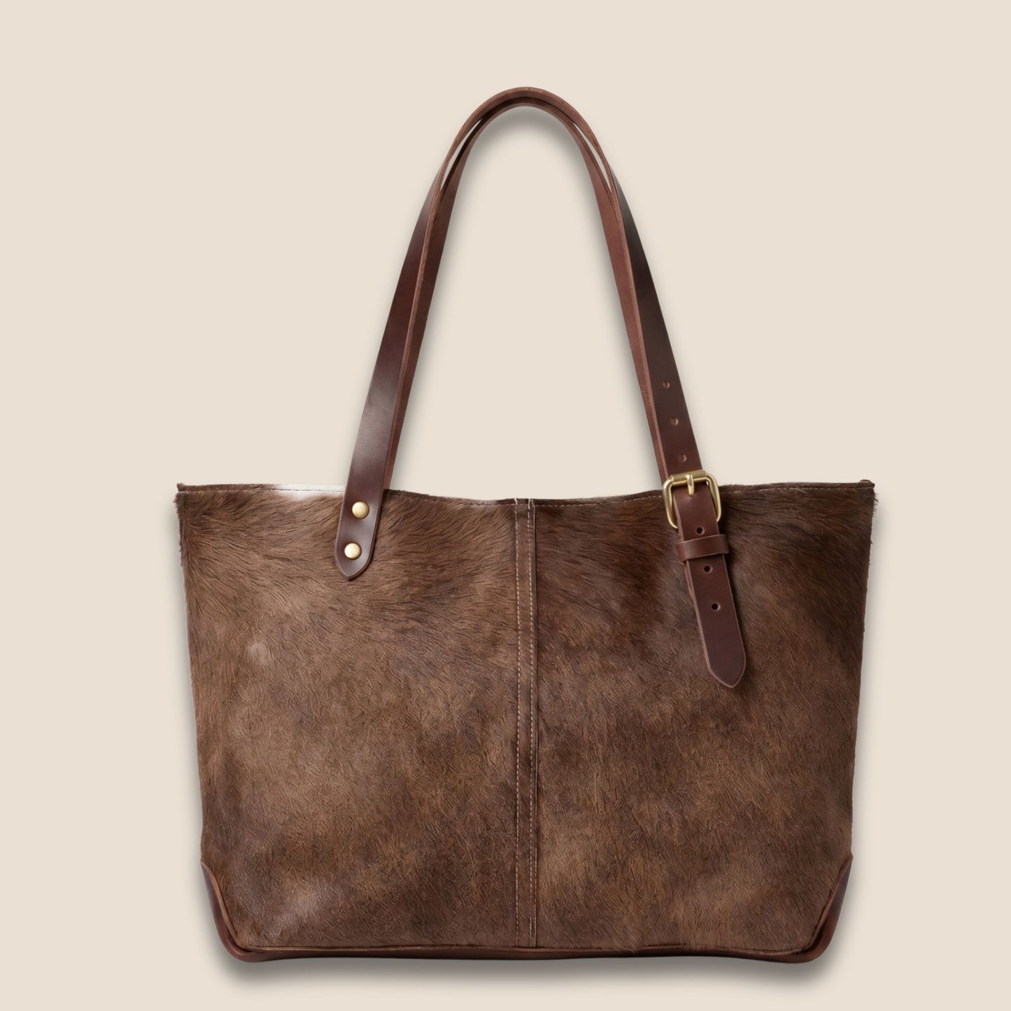 Sac cabas peau de vache Brown Swiss, vue de dos – poil dense naturel taupe et blanc
