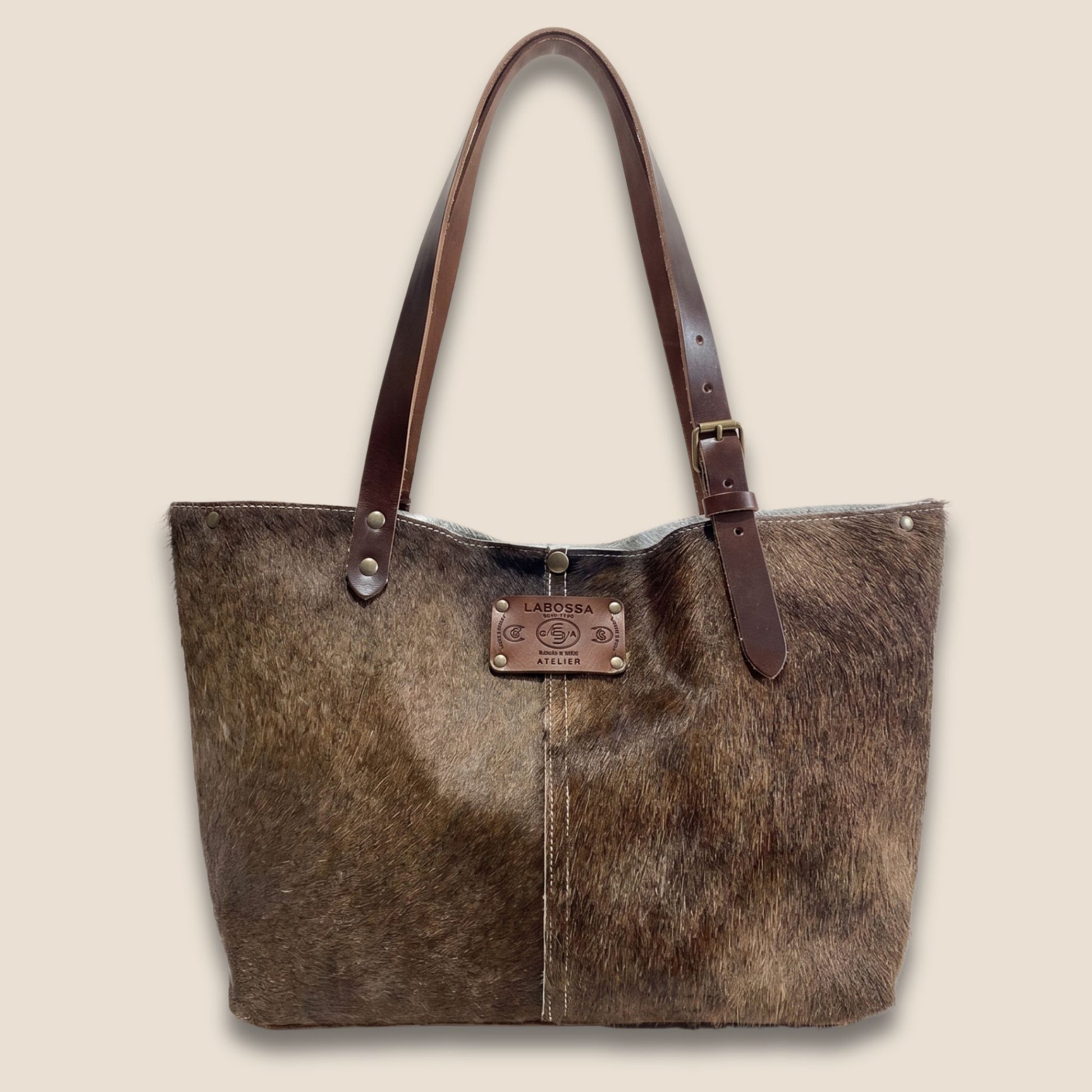 Sac cabas peau de vache Brown Swiss taupe et blanc naturel, vue de face – Labossa Atelier