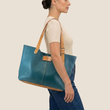 Sac cabas cuir Minerva bleu canard & naturel porté en studio — Labossa Atelier