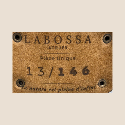 Gros plan sur la plaque extérieure en cuir marron portant le logo Labossa, fixée sur le cabas en peau de vache naturelle #13/146.