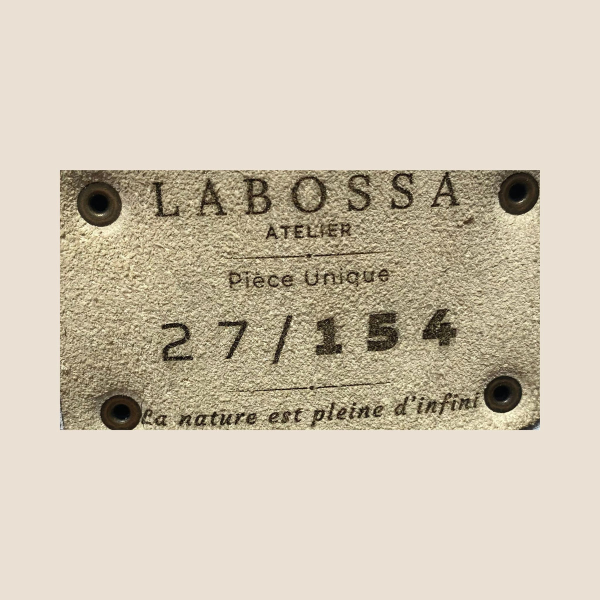 Cabas unique en peau de vache naturelle normande #27/154, gros plan sur le patch intérieur gravé.