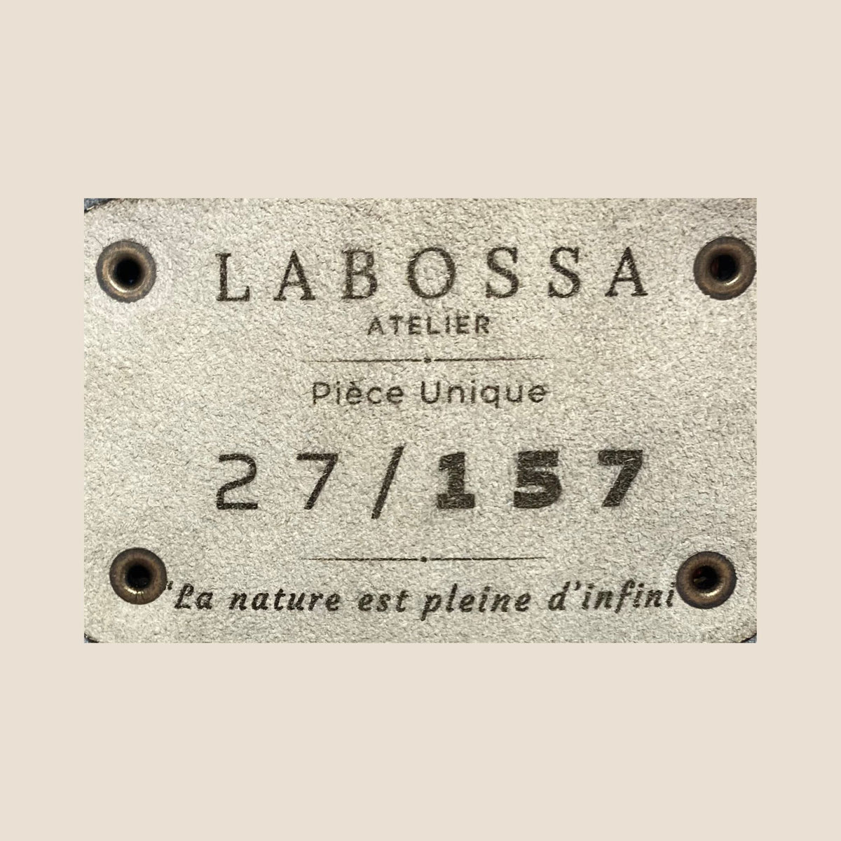 Détail du patch intérieur et de la numérotation du cabas vosgienne #27/157.
