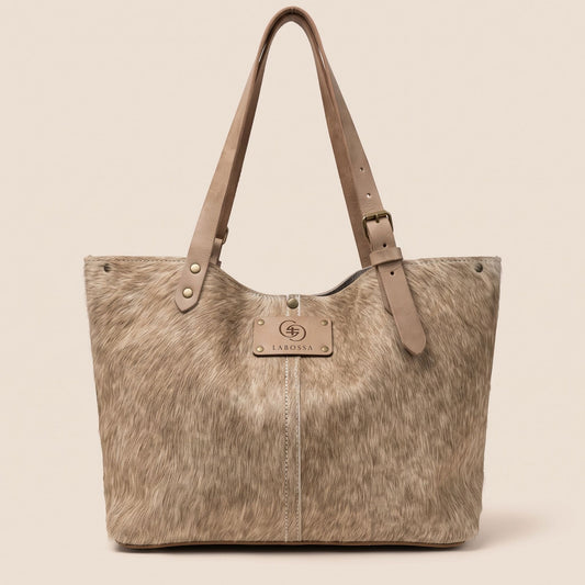 Cabas en peau de vache naturelle Vosgienne #27/157 vu de face, avec lanières et fond en cuir naturel.
