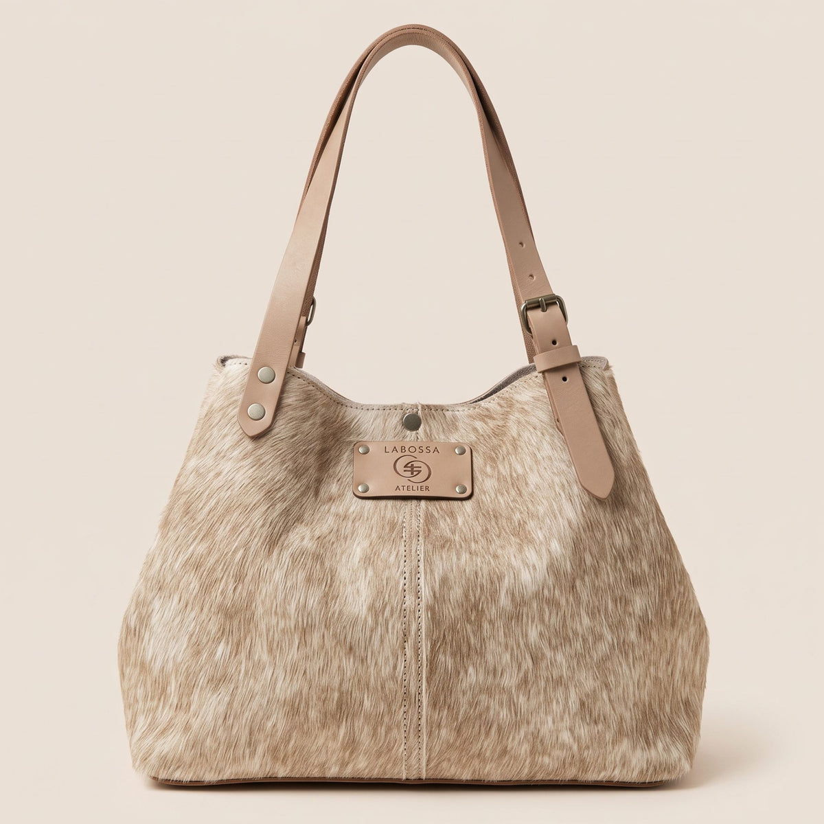 Vue de face resserrée du cabas vosgienne #27/157, montrant la robe beige mouchetée de la peau naturelle.
