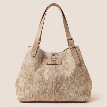 Vue de face resserrée du cabas vosgienne #27/157, montrant la robe beige mouchetée de la peau naturelle.